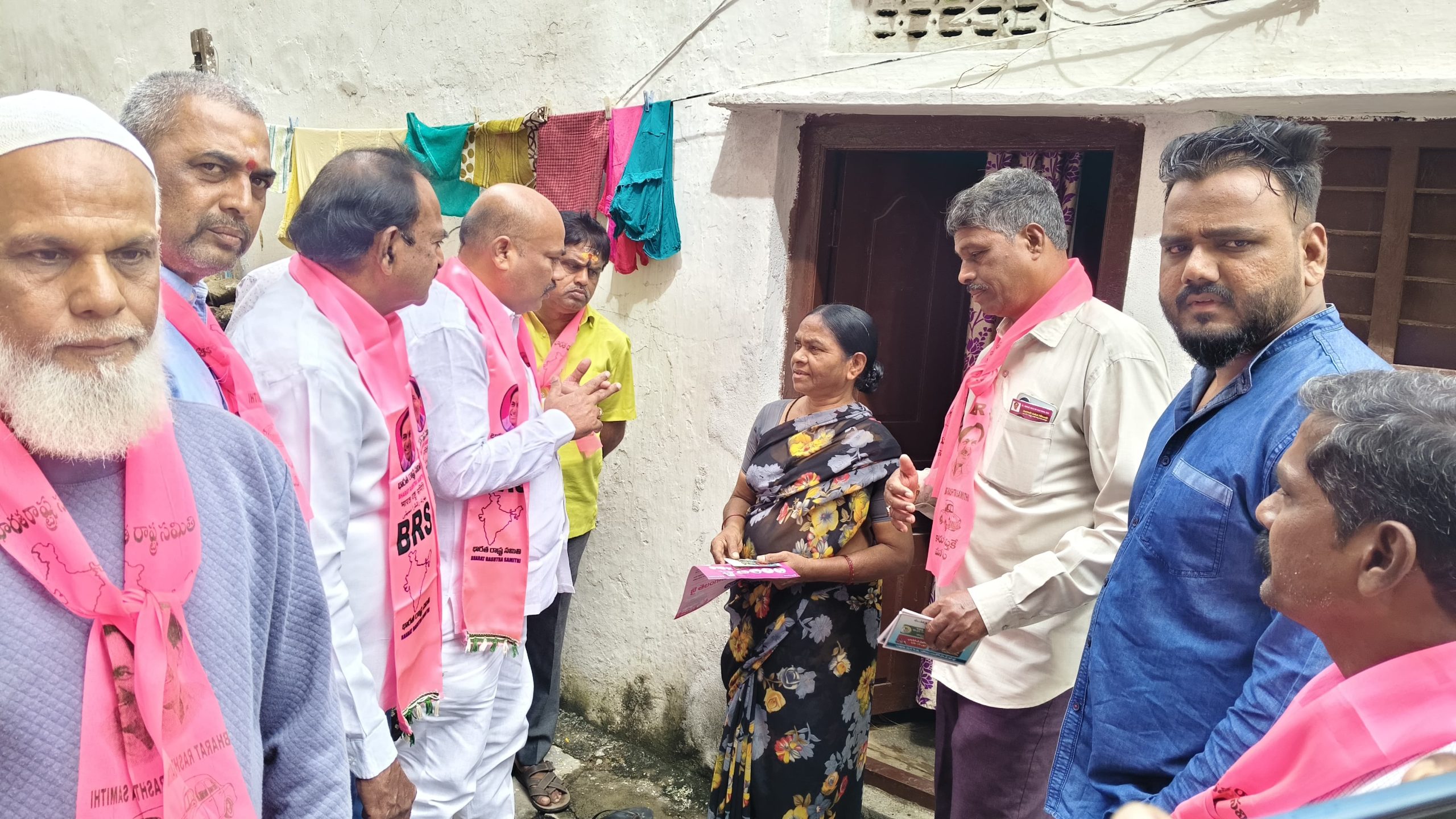 జూబ్లీహిల్స్ ఉపఎన్నిక ప్రచారంలో బాలానగర్ డివిజన్ కార్పొరేటర్ ఆవుల రవీందర్ రెడ్డి