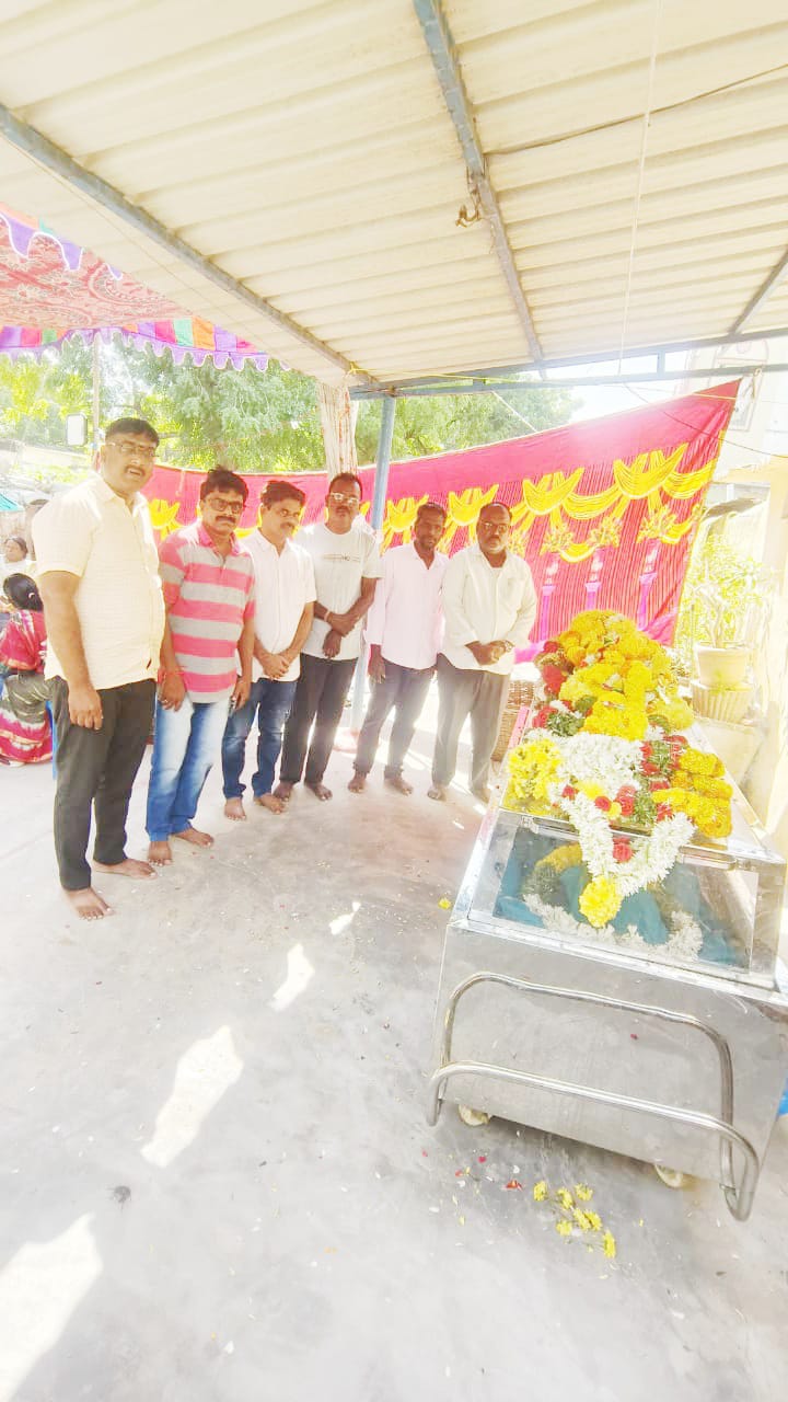 సీనియర్ జర్నలిస్టు రామ్మోహన్ తల్లి భౌతిక కాయానికి ఏపీయూడబ్ల్యూజే నివాళి