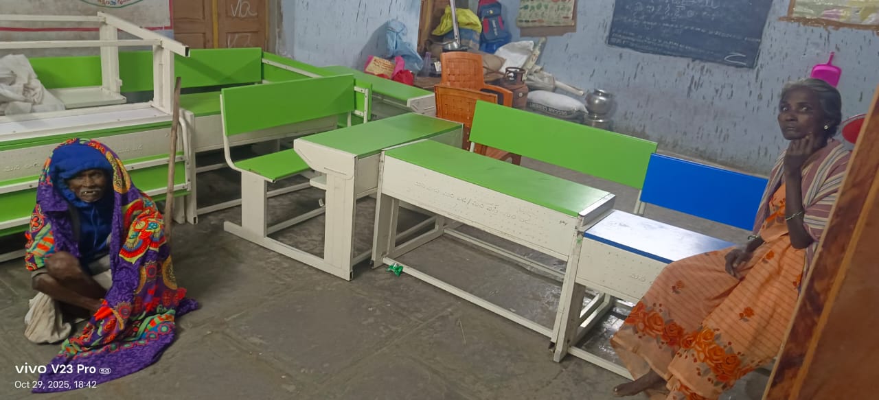 మెంథా తుపాన్ ప్రభావం పీ.ఏ.పల్లి మండలం లోని గ్రామం పోతిరెడ్డి పల్లి గ్రామం ముంపుకు గురయ్యింది.