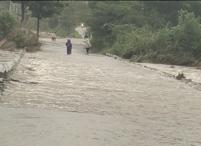 మెంథా తుపాన్ కారణంగా మాదాపురం,పోల్కంపల్లి గ్రామాలకు రాకపోకలు బంద్