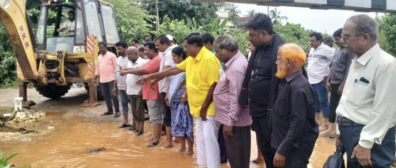 రైల్వే అండర్ బ్రిడ్జి దగ్గర నిలిచిపోయిన నీరును జెసిబి తో క్లియర్ చేస్తున్న మాజీ ఎమ్మెల్సీ బుద్ధ నాగ జగదీష్