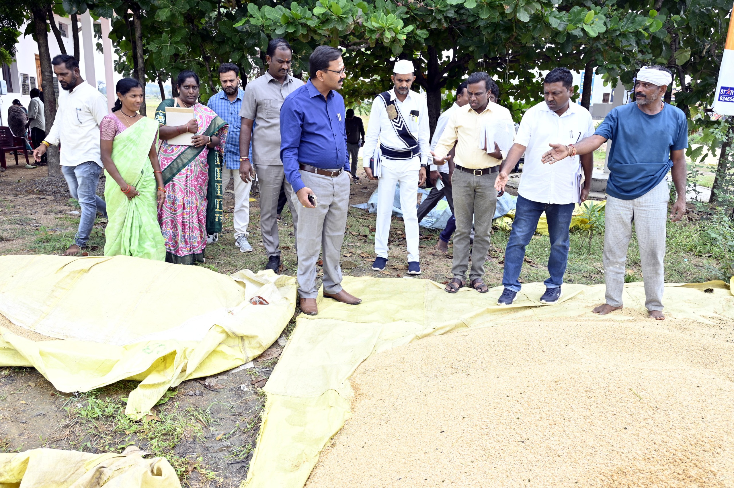 కొనుగోలు కేంద్రాల నిర్వహణలో నిర్లక్ష్యంపై కలెక్టర్ ఆగ్రహం..!