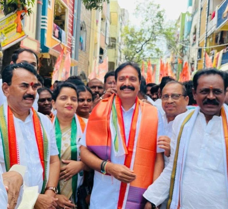 జూబ్లీహిల్స్ నియోజకవర్గం ఎన్నికల ప్రచార కార్యక్రమంలో పాల్గొన్న శేర్లింగంపల్లి కాంగ్రెస్ పార్టీ వర్కింగ్ ప్రెసిడెంట్ శిరీష సత్తూర్.