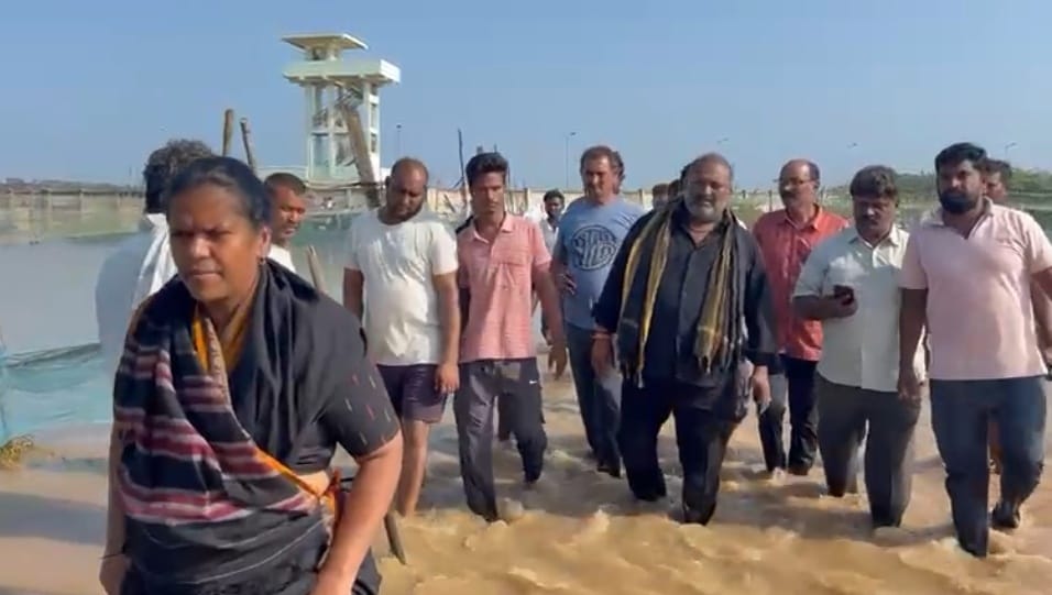 శారదా నది గండి పడ్డ ప్రాంతాన్ని పరిశీలించిన కలెక్టర్, ఎమ్మెల్యే