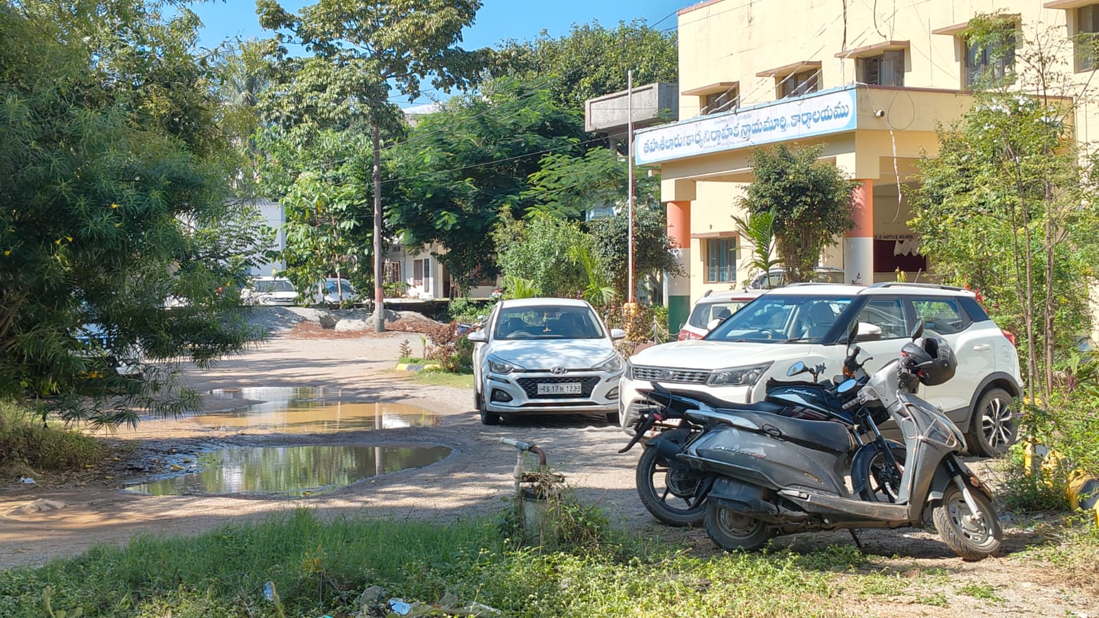 పటాన్చెరు తహసీల్దార్ కార్యాలయం ఎదుట నిలిచి ఉన్న వర్షపు నీరు