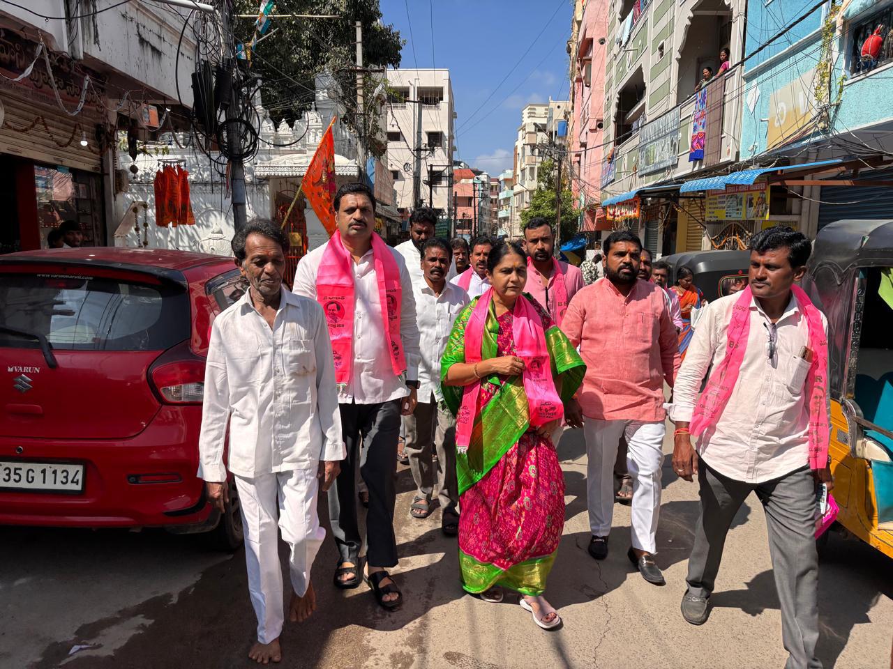 ఎర్రగడ్డ లో మాట ముచ్చట అనే వినూత్న కార్యక్రమం ద్వారా ఓటరుకు చేరువయ్యే కార్యక్రమం చేపట్టిన బిఆర్ఎస్.