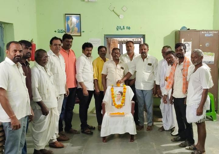 భారత మాజీ ప్రధాని ఇందిరా గాంధీ చిత్రపటానికి నివాళుర్పించీనా కాంగ్రెస్ నాయకులు ……