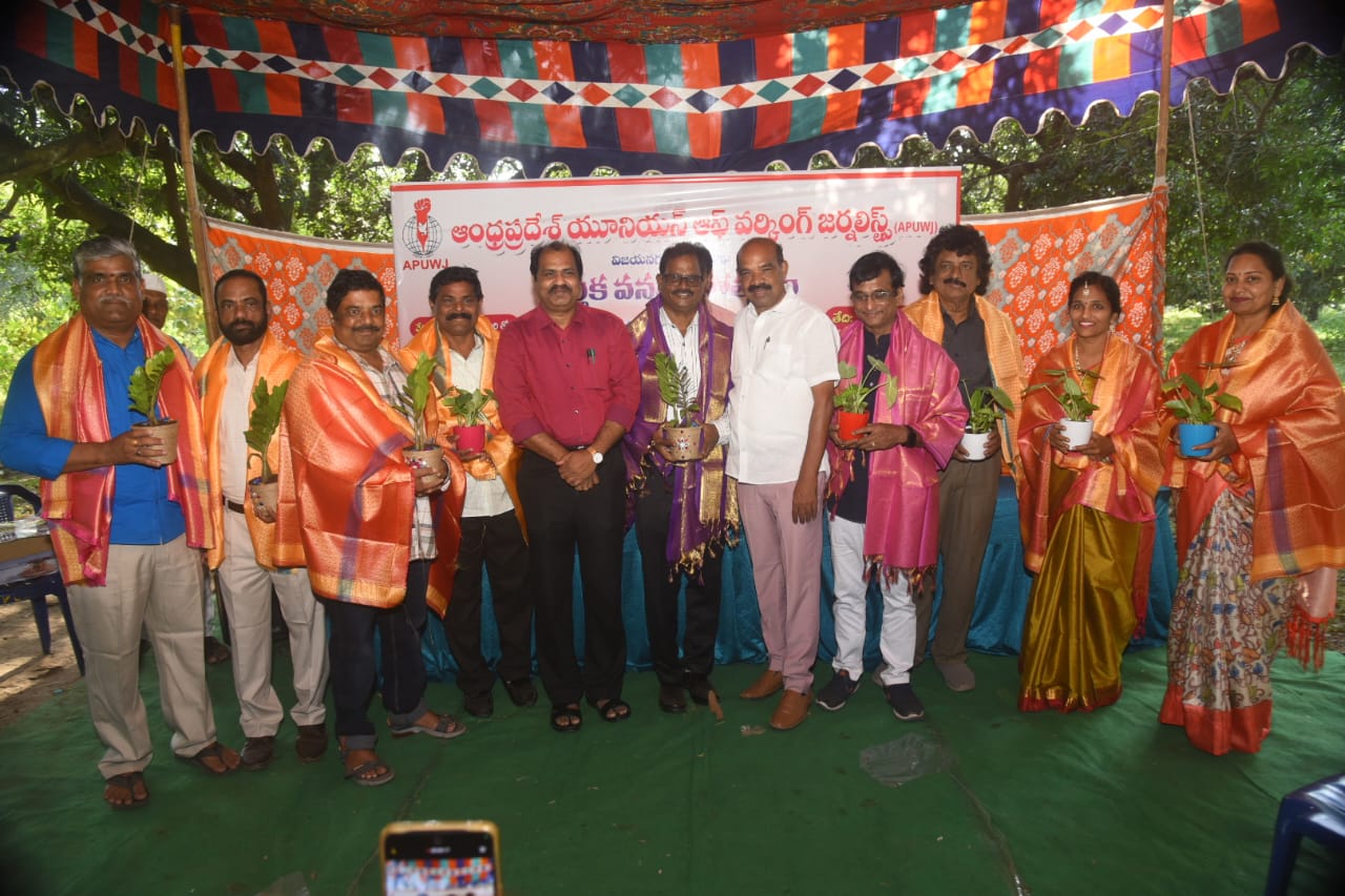 ప్రజావాణి ని నిర్ణయంగా ఎలుగెత్తి చాటే పవిత్ర వృత్తి పాత్రికేయులదే