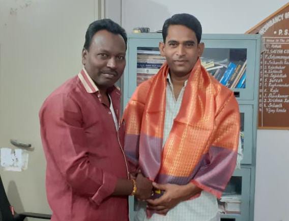 బదిలీపై వెళ్తున్న ఎస్సైని సన్మానించిన పారా లీగల్ వాలంటీర్,