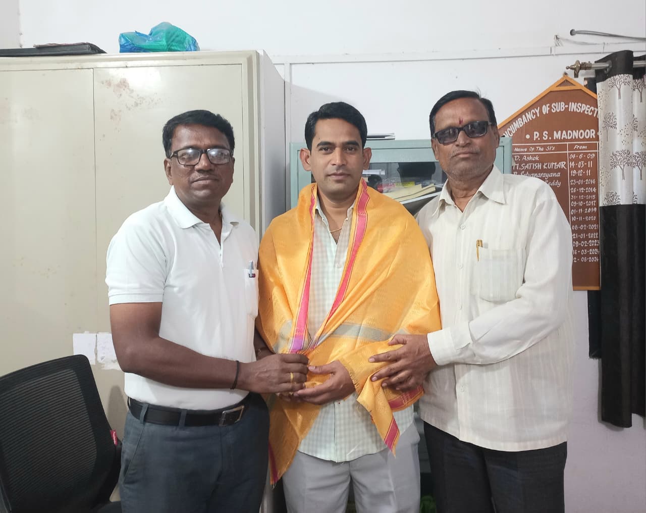 బదిలీపై వెళ్తున్న ఎస్సైని సన్మానించిన పారా లీగల్ వాలంటీర్, రిపోర్టర్స్..