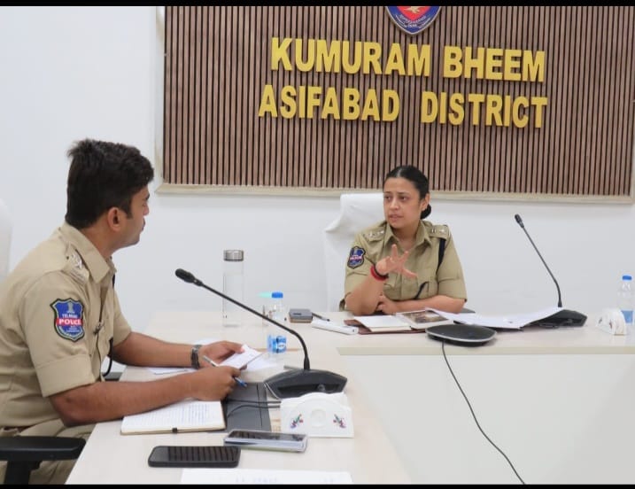 గ్రామపంచాయతీ ఎన్నికలు పకడ్బందీగా నిర్వహించేందుకు వీడియో కాన్ఫరెన్స్ ద్వారా పోలీస్ అధికారులకు పలు సూచనలు చేసిన జిల్లా ఎస్పీ నితిక పంత్ ఐపీఎస్.