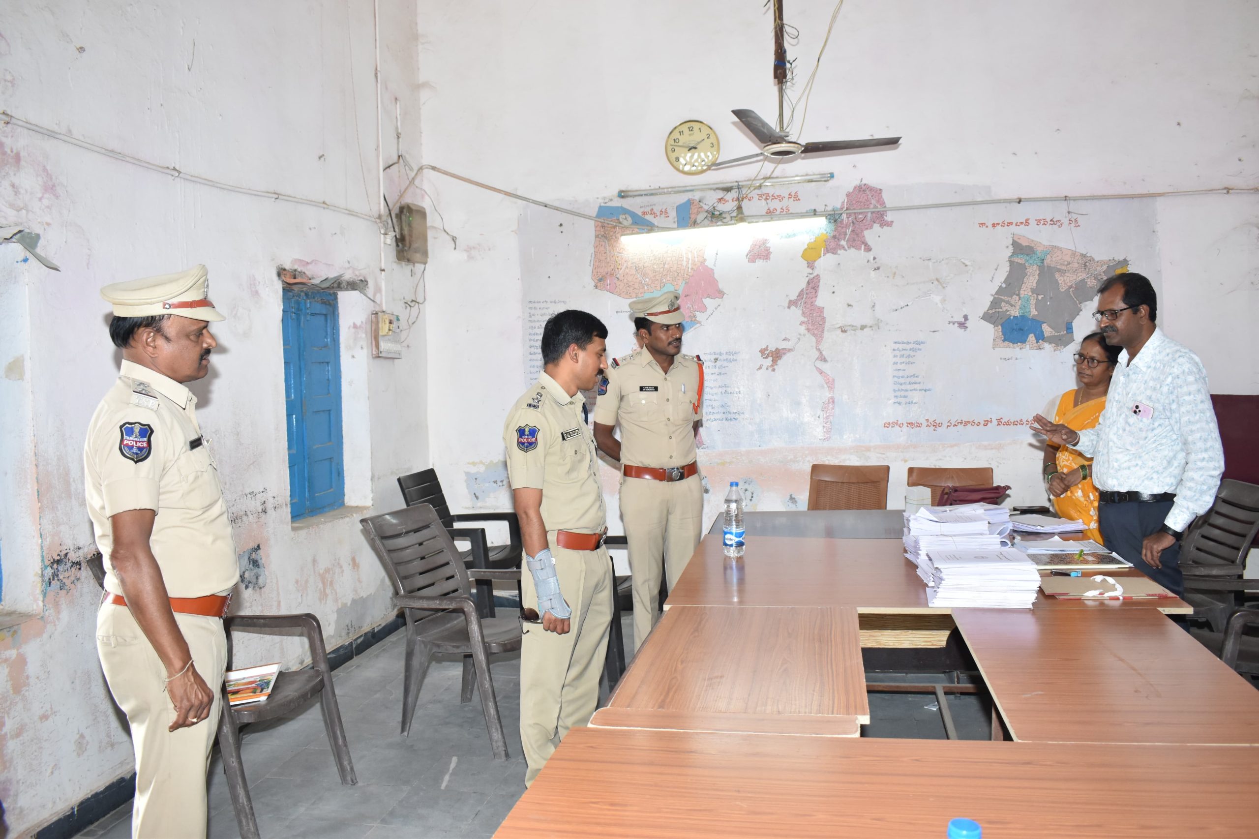 గ్రామ పంచాయతీ ఎన్నికల నామినేషన్ ప్రక్రియను పరిశీలించిన పోలీస్ కమిషనర్..