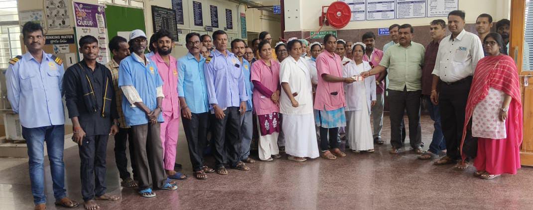 సహా ఉద్యోగి కుటుంబానికి ఆర్థిక సహాయం అందజేసిన కమల నెహ్రూ ఆసుపత్రి సిబ్బంది