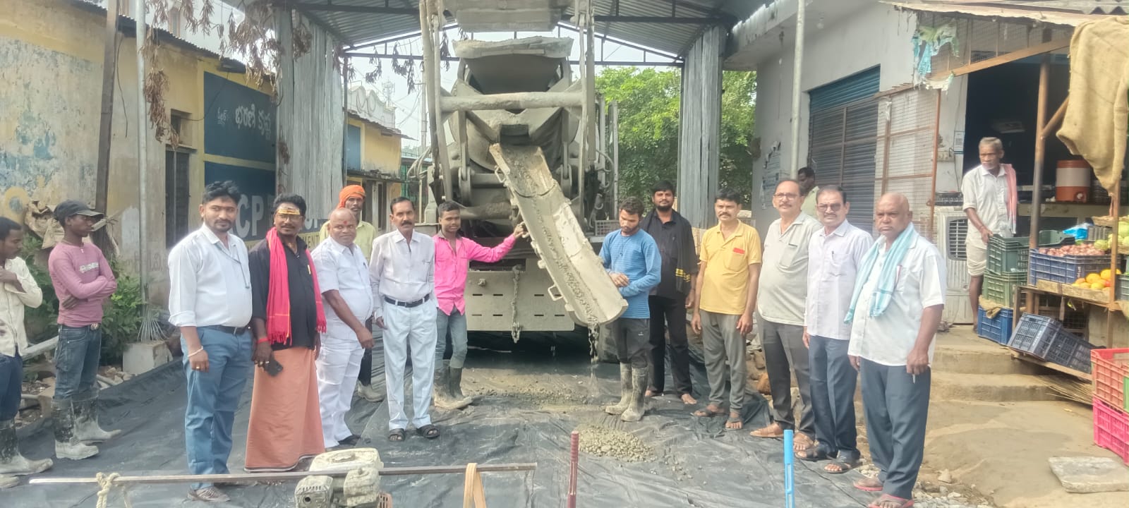 సీసీ రోడ్డు నిర్మాణ పనులను పరిశీలించిన- రమేష్ జి