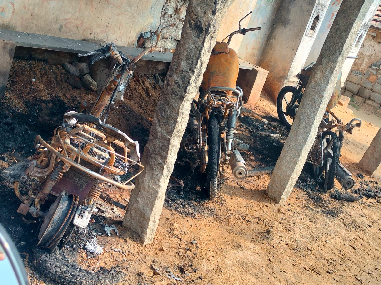 తాళ్లరాంపూర్‌లో ఎలక్ట్రిక్ స్కూటీకి అకస్మికంగా మంటలు  పక్కనున్న రెండు బైకులు దగ్ధం