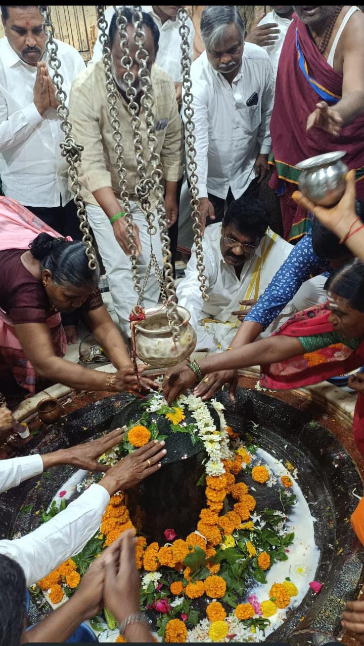 పారిళి వైజానాథ్ శివాలయాన్ని దర్శించిన జుక్కల్ మాజీ ఎమ్మెల్యే హన్మంత్ షిండే