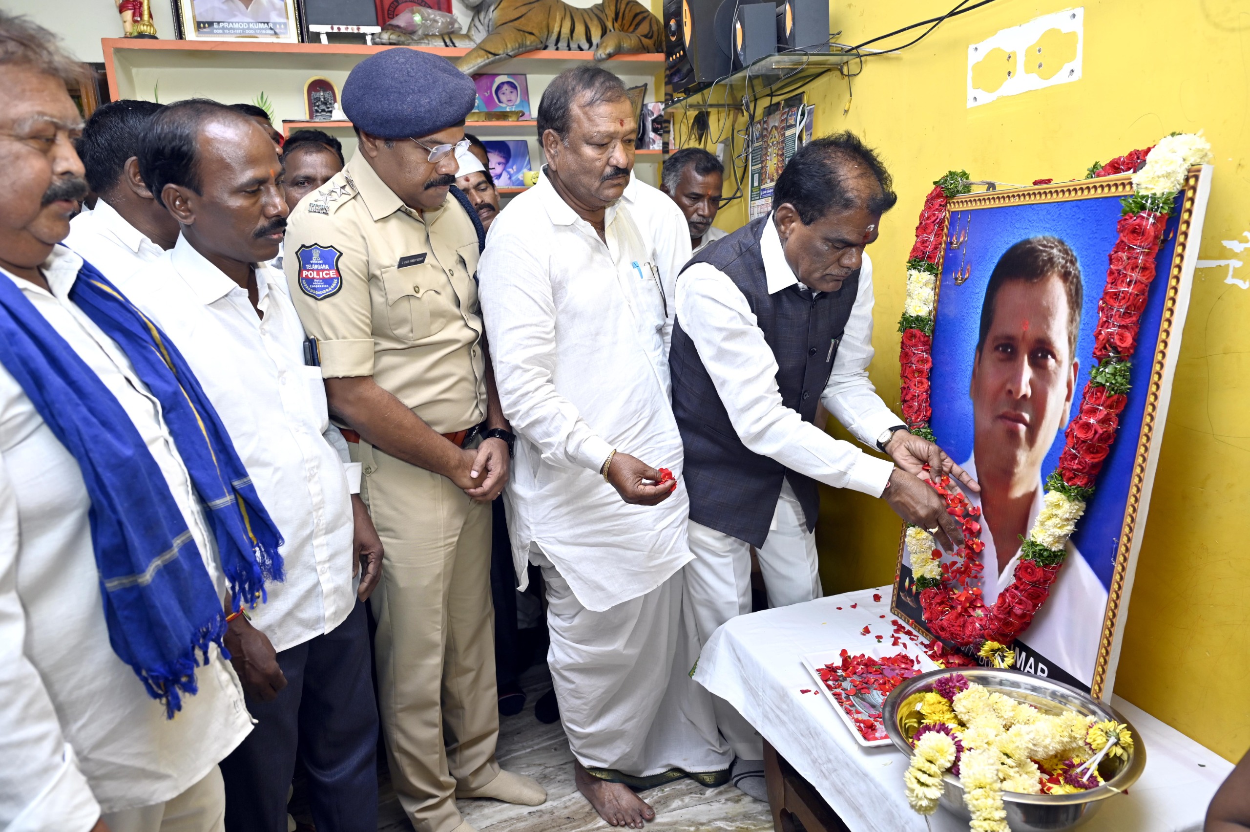 ఐ.డీ.ఓ.సీలో కలెక్టర్, సీ.పీలతో భేటీ అయిన ఎస్సీ, ఎస్టీ కమిషన్ చైర్మన్…!