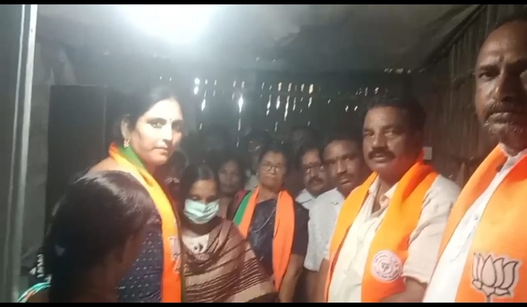 నిందితుడిని కఠినంగా శిక్షించాలి: లక్ష్మీ ప్రసన్నబాణాపురం లో బాధితురాలిని పరామర్శించిన బీజేపీ నేతలు