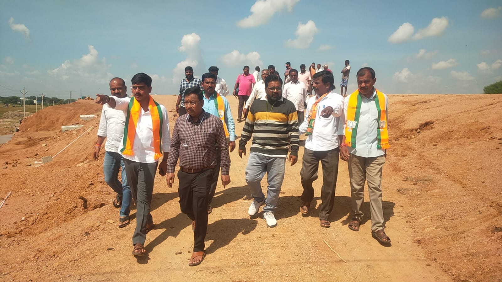 ఎస్సీ కాలనీ లో ఆకలి కేకలు. బురద మయంలో రోడ్లు.