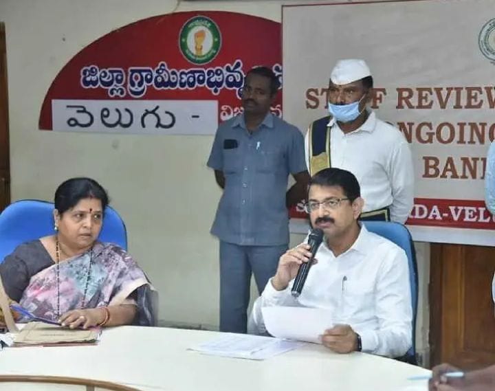 పింఛన్ల పంపిణీ కంట్రోల్ రూమ్ను సందర్శించిన కలెక్టర్