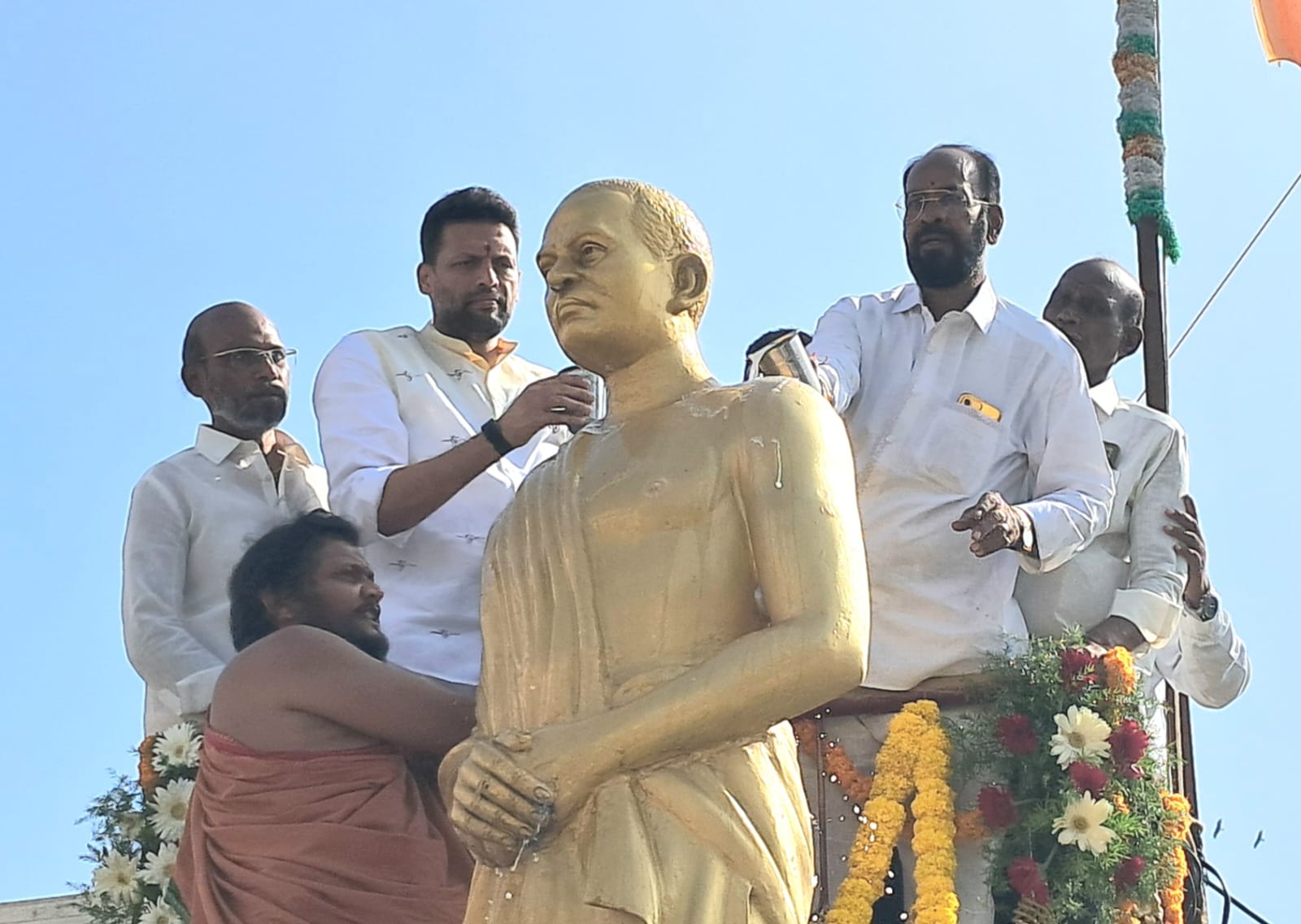 మహనీయుల త్యాగాన్ని ప్రచారం చేయాలి