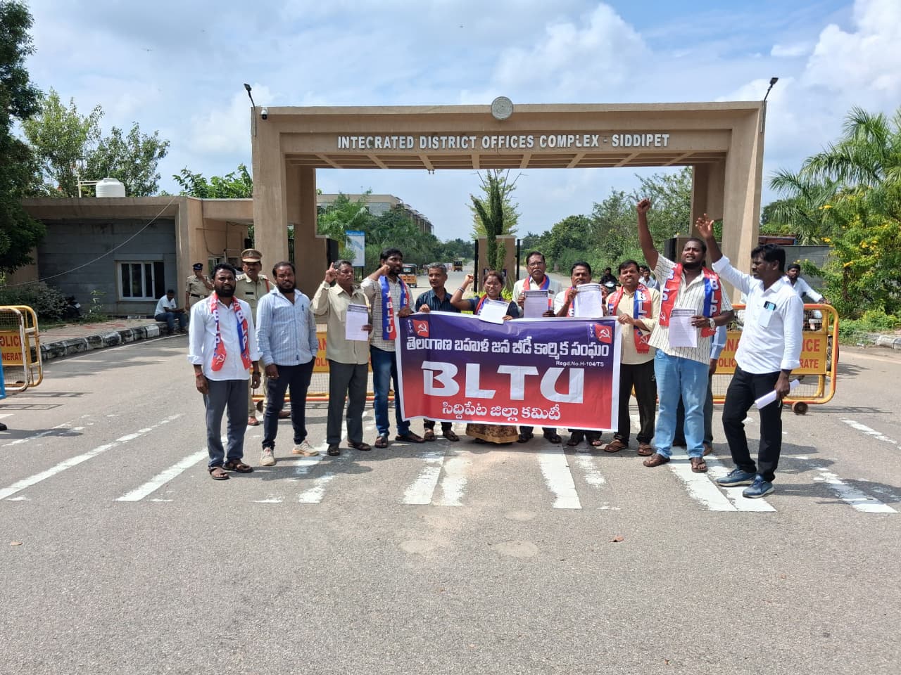 బీడీ కార్మికులు తక్షణ సమస్యల ప్తె కలెక్టర్ కార్యాలయ ముందు దర్నా, అనంతరం కలెక్టర్ లో ఏవో రహమాన్ కి వినతి పత్రం బి ఎల్ టీ యూ
