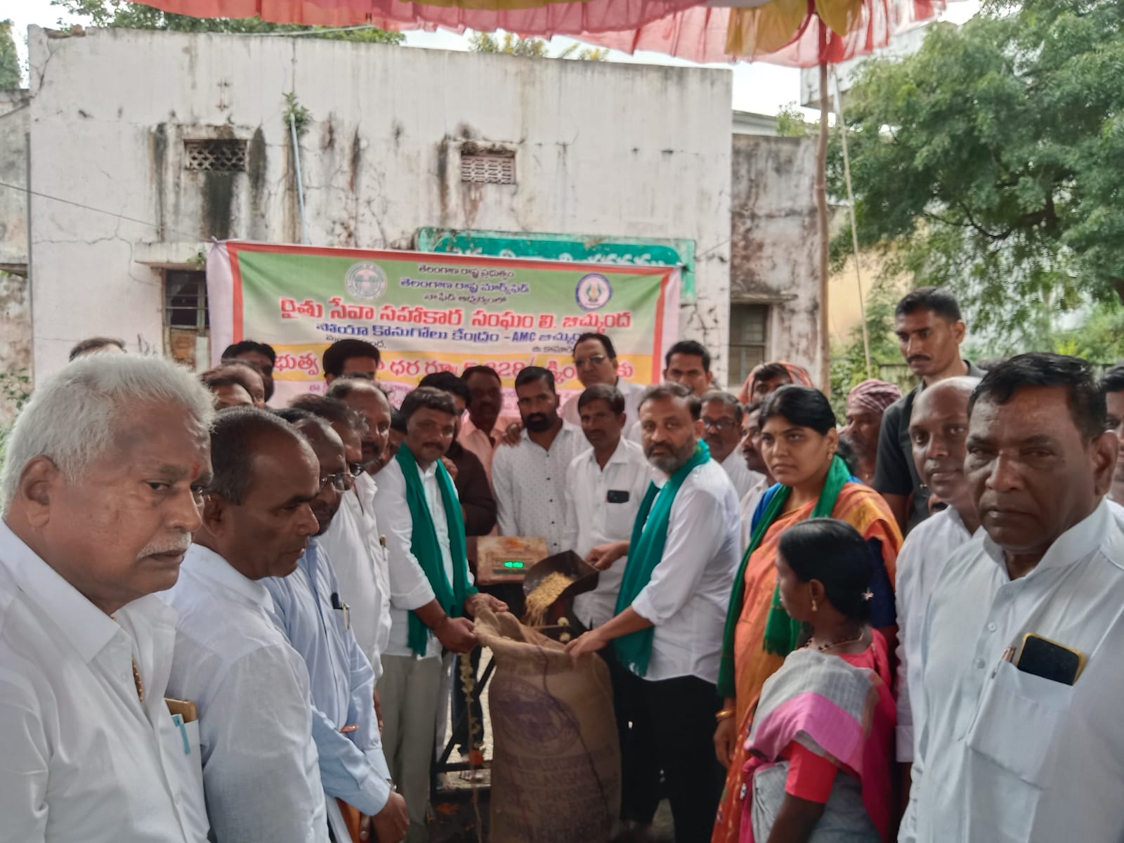 సోయా కొనుగోలు కేంద్రం ప్రారంభించిన ఎమ్మెల్యే