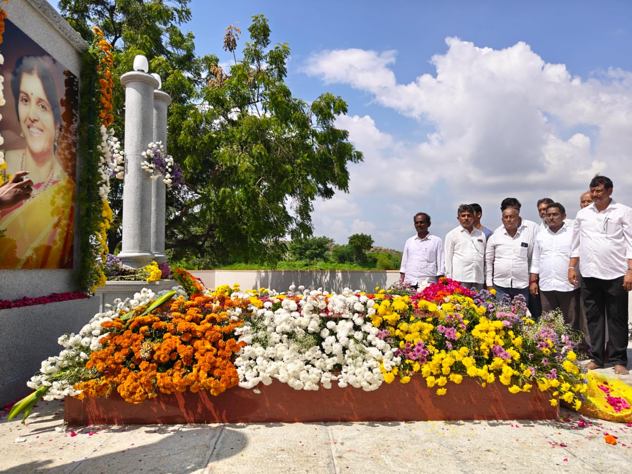 మాజీ సర్పంచ్ శారద వర్ధంతి కార్యక్రమంలో పాల్గొన్న కందుల.