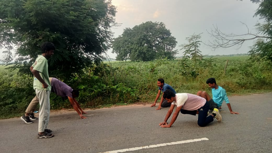 వ్యాయామశాల లేక ఇబ్బంది పడుతున్న యువకులు