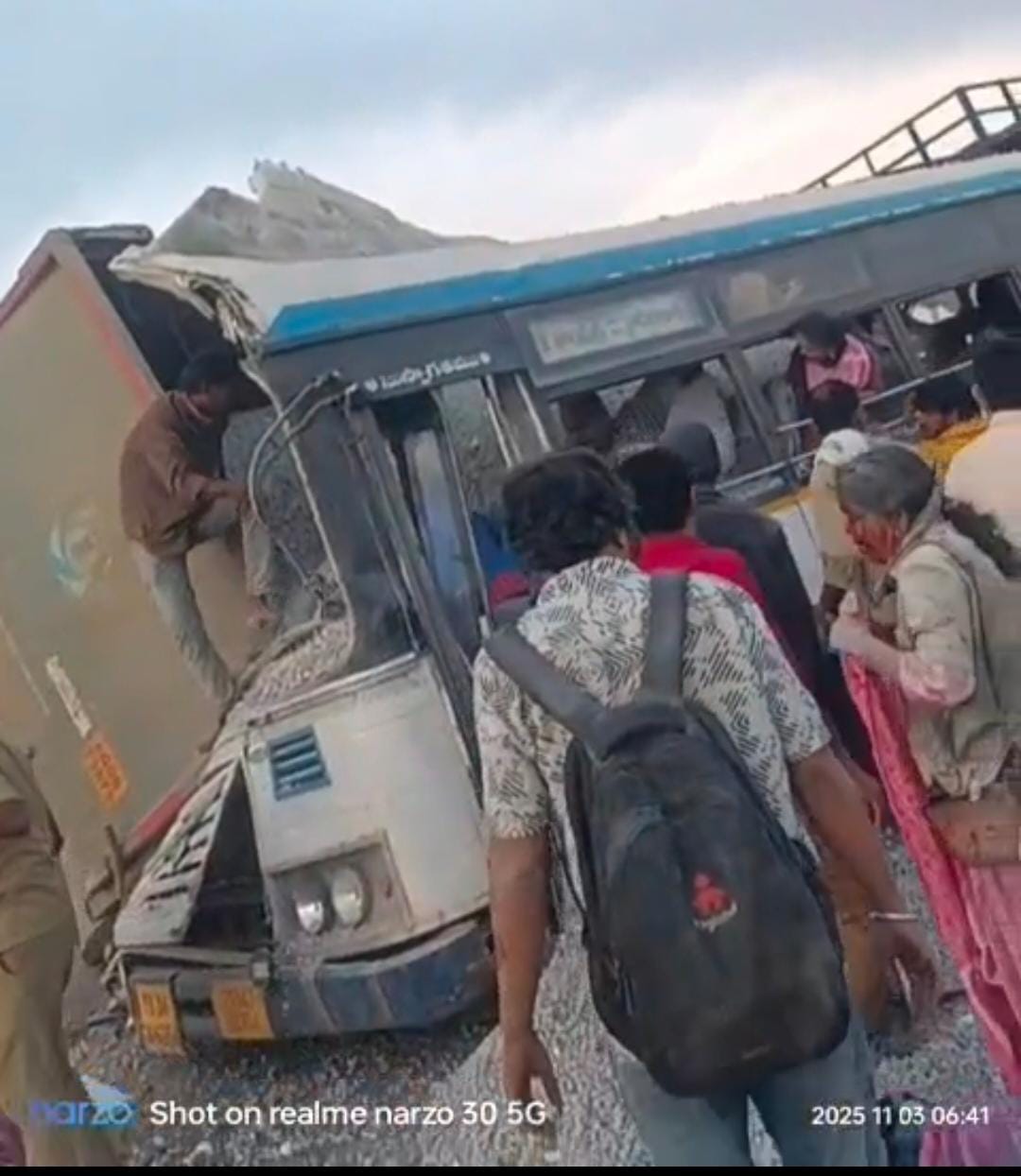 RTC బస్సు టిప్పర్ లారీ ఢీకొని ప్రజల ప్రాణాలు పోతున్న రోడ్డు మరమ్మత్తులు చేస్తలేరు