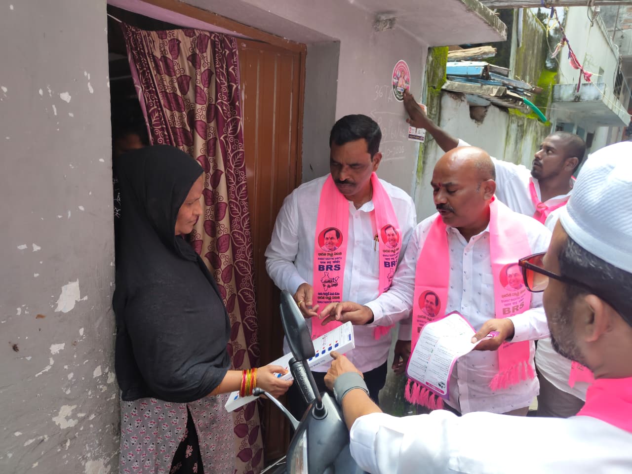 జూబ్లీహిల్స్ ఉపఎన్నిక ప్రచారంలో గడప గడకు బాలానగర్ డివిజన్ కార్పొరేటర్ ఆవుల రవీందర్ రెడ్డి