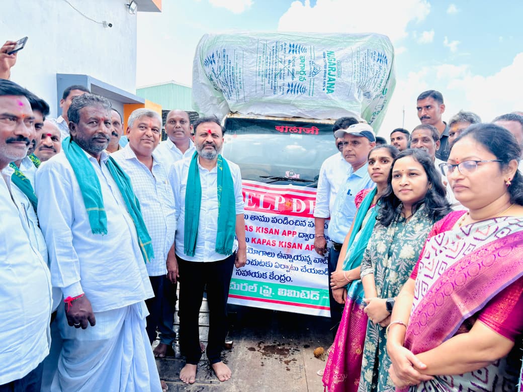 కృష్ణ నేచురల్ ఫ్యాక్టరీలో సీసీఐ ద్వారా ఏర్పాటు చేసిన పత్తి కొనుగోలు కేంద్రం ప్రారంభించిన ఎమ్మెల్యే