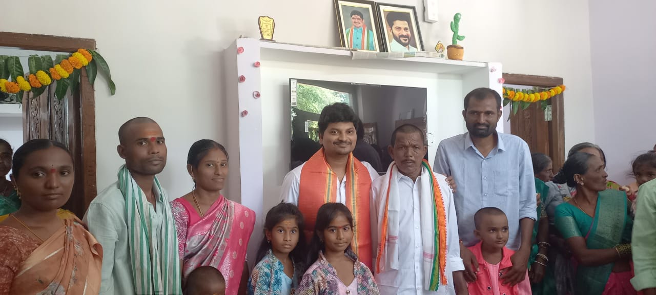 ఎల్కతుర్తి మండలం సూరారం గ్రామంలో ఇందిరమ్మ ఇండ్ల పథకం కింద మంజూరైన ఇళ్లలోగృహప్రవేశానికి ముఖ్యఅతిథిగా ఎల్కతుర్తి మండల కాంగ్రెస్ పార్టీ ఇంచార్జ్ పొన్నం అనూప్ గౌడ్,