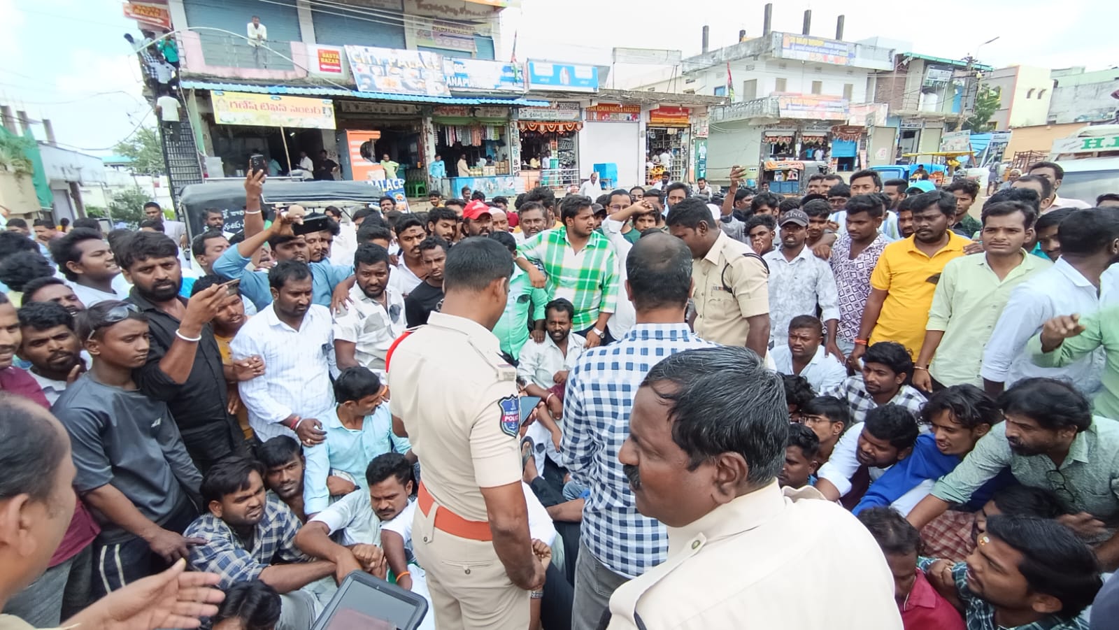 బిచ్కుంద సెంట్రల్ లైటింగ్ పనులు ప్రారంభించాలని ఆందోళన