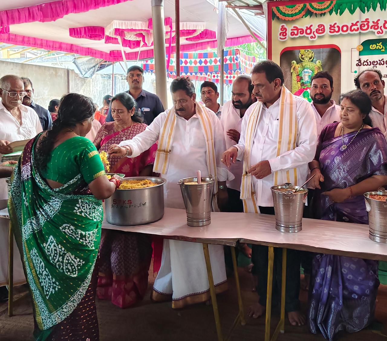 కుండలేశ్వర స్వామి వారి ఆలయంలొ అన్న సమారాధన.