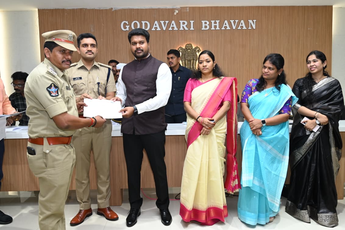 కాట్రేనికోన ఎస్సై అవినాష్ కు ఉత్తమ సేవా అవార్డు