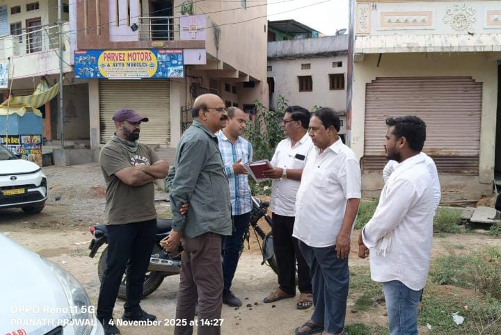 సెంటర్ లైటింగ్ పనులు పరిశీలించిన…… ఆర్ అండ్ బి శాఖ ఈఈ