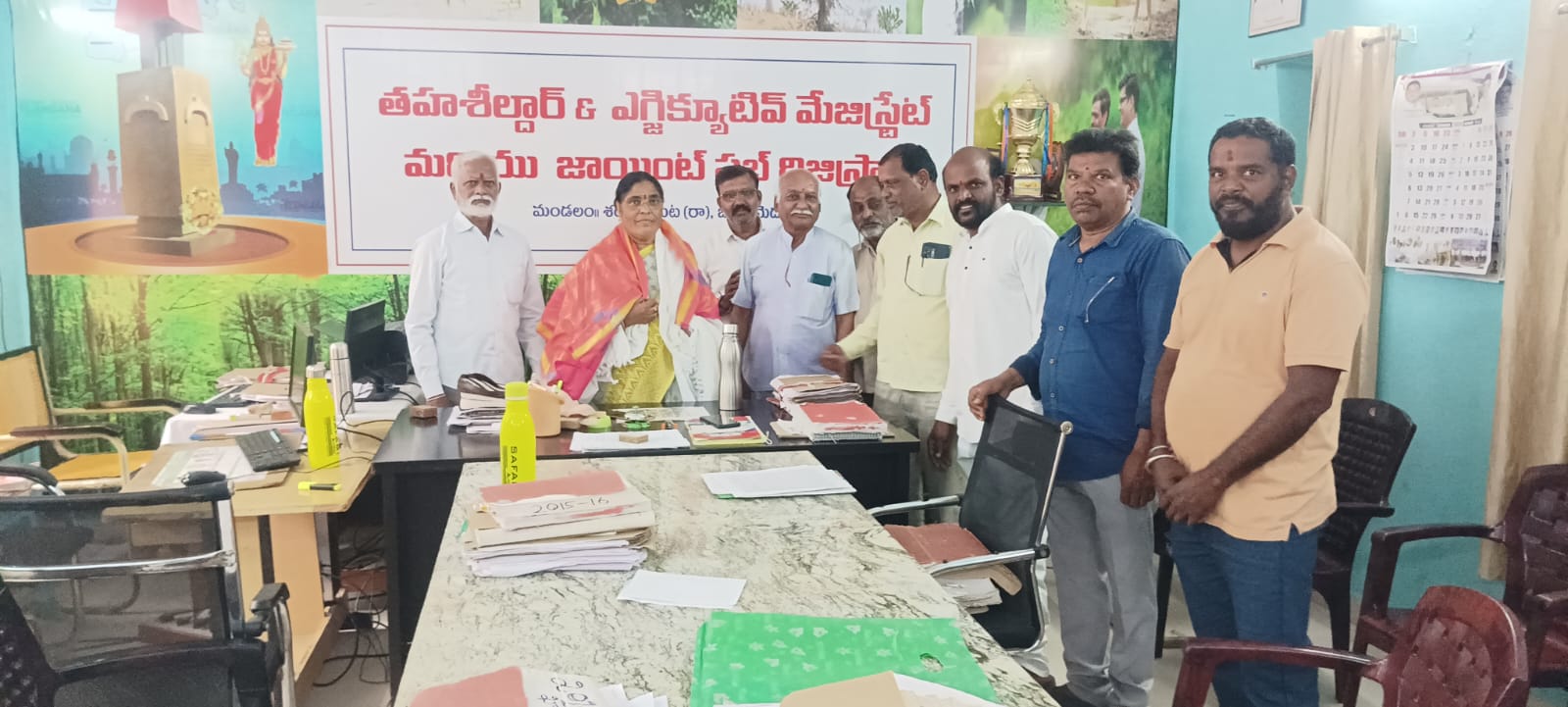 చిన్నశంకరం పేట మండల తహసీల్దార్ ను ఘనంగా సన్మానించిన పద్మశాలి సంఘం నాయకులు