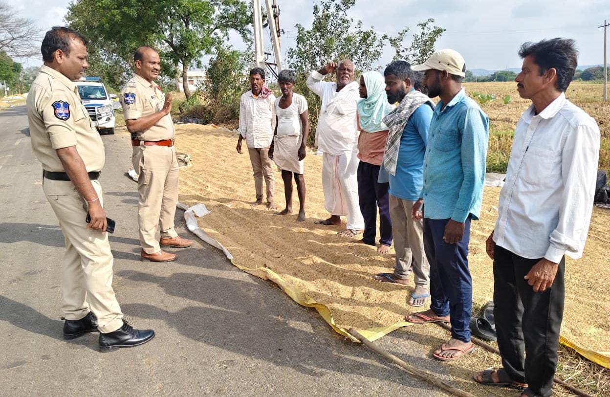 రోడ్లపై ధాన్యం ఆరబోయద్దూ…