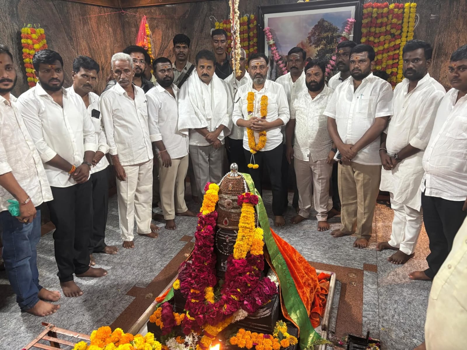 మన్మథ్ స్వామి (కపిల్ దార్ )ని దర్శించుకున్న ఎమ్మెల్యే