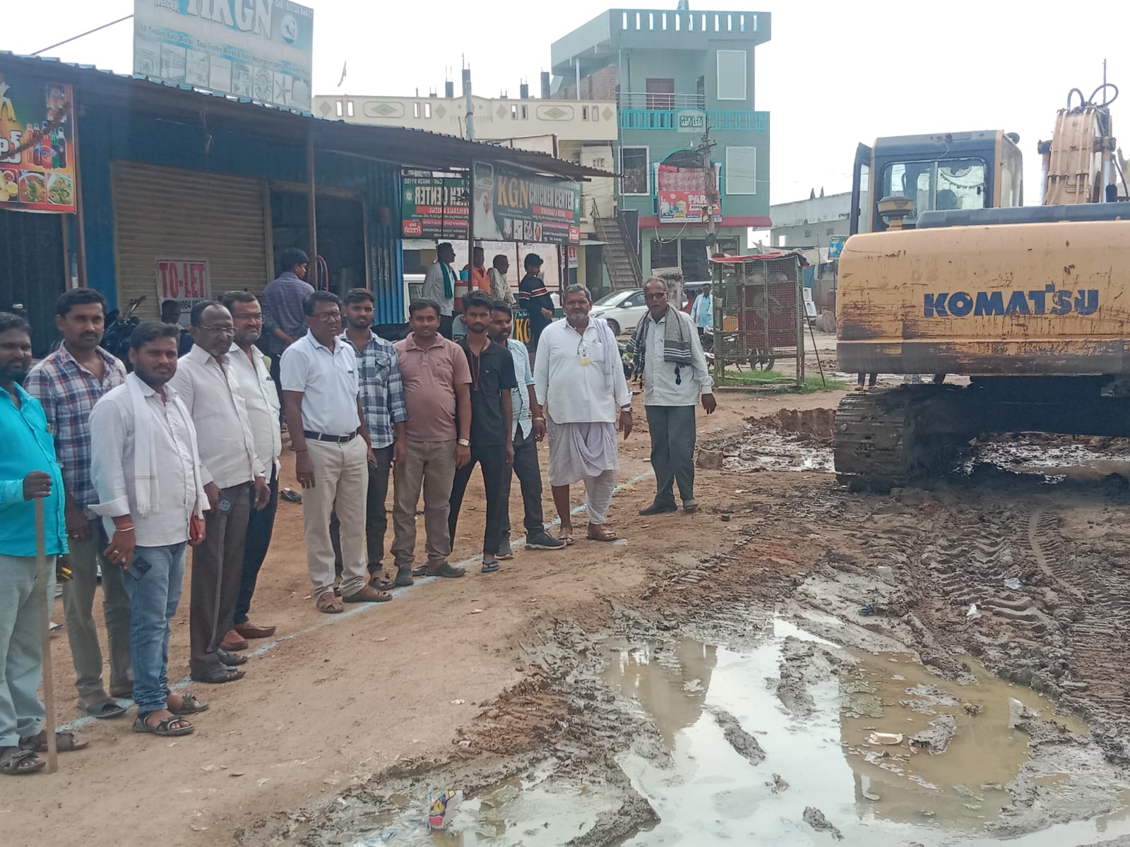 సెంటర్ లైటింగ్ పనులు పరిశీలించిన…..మున్సిపల్ కమిషనర్