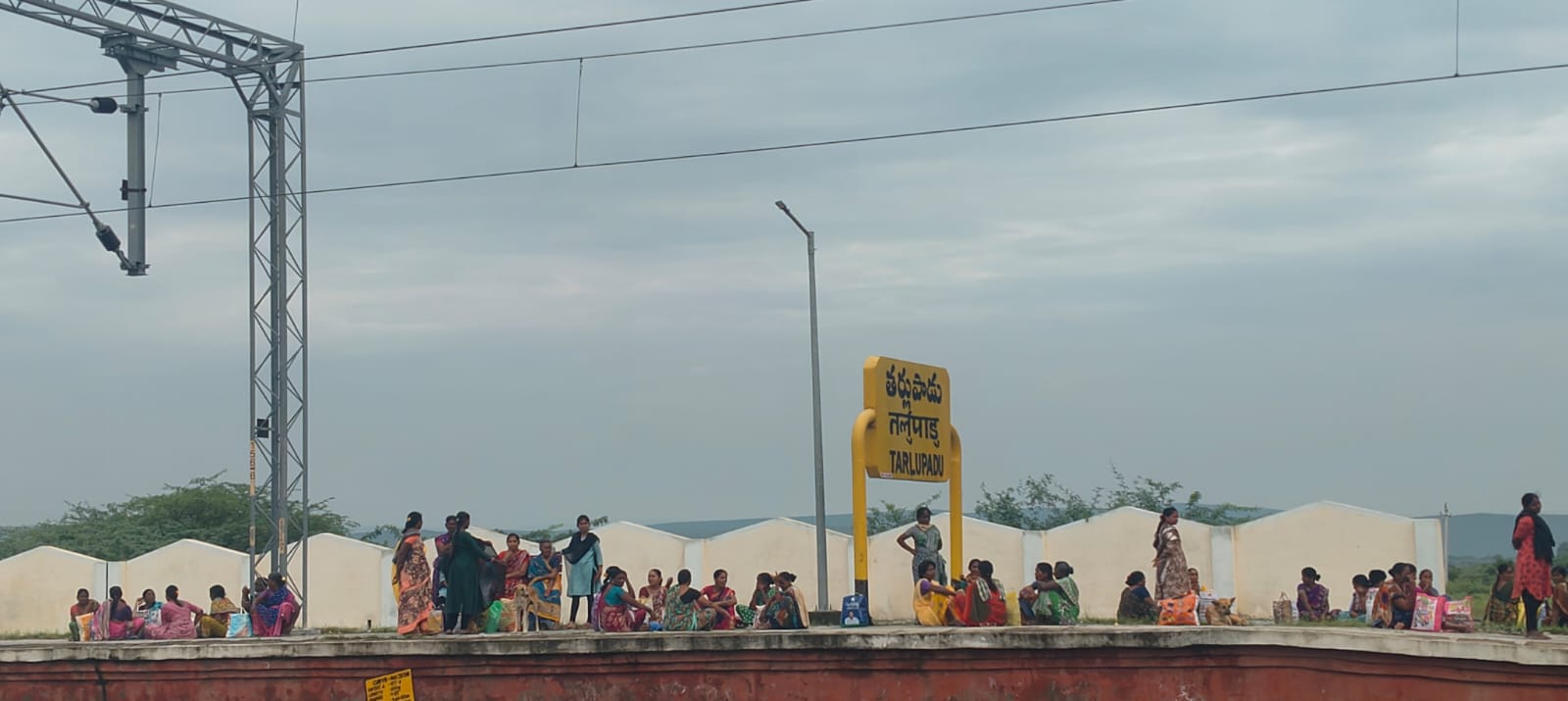 తుఫాను దెబ్బకు కూలీల కష్టాలు: తర్లుపాడు మహిళా కార్మికులు ప్రత్యామ్నాయం కోసం ఆందోళన!