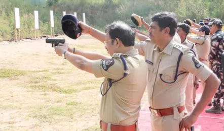 మ‌ళ్లీ తుపాకీ ప‌ట్టిన సీపీ స‌జ్జ‌నార్‌..