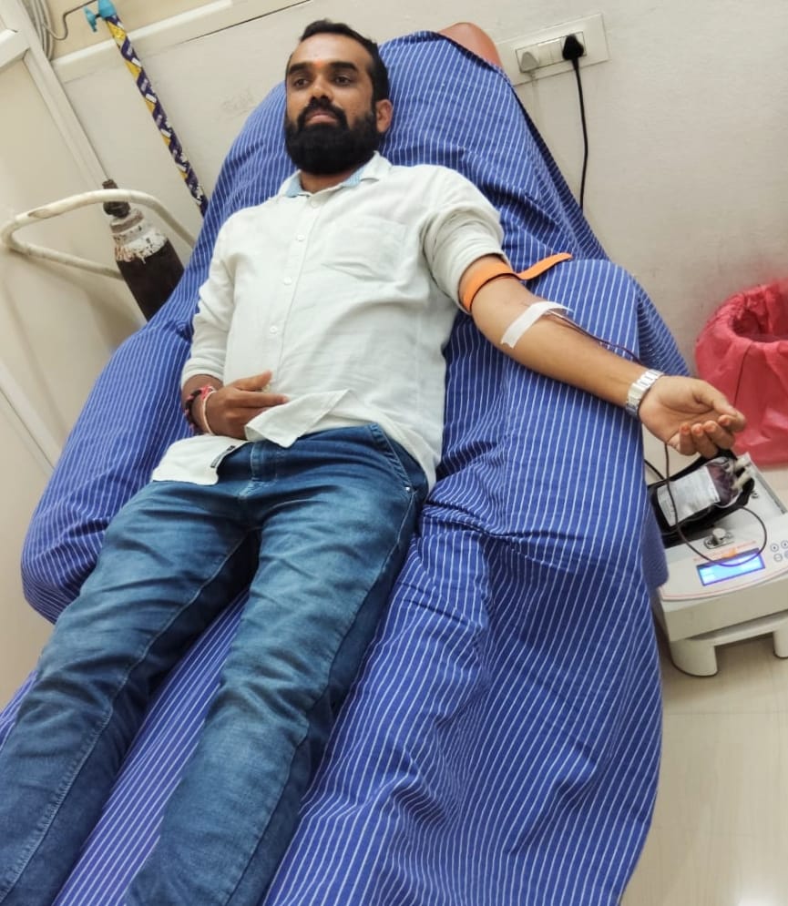 అత్యవసర సమయంలో రక్తదానం చేసిన యువకుడు.