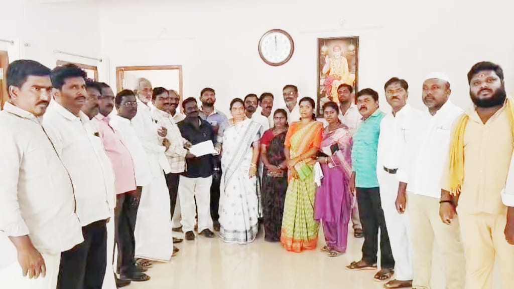 ప్రయివేటికరణ కి వ్యతిరేకం గా పోస్టర్ ఆవిష్కరించిన మండల కన్వీనర్ సిద్దవరం గోపిరెడ్డి