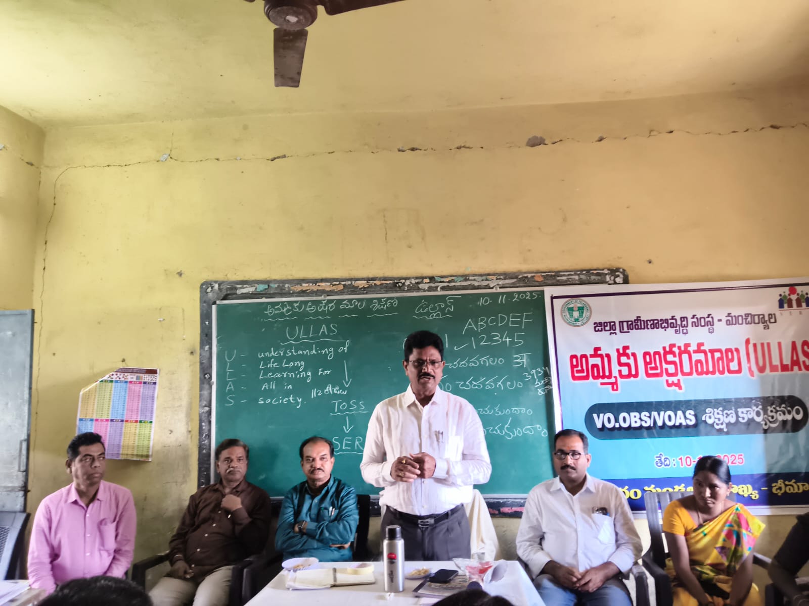 నిరక్షరాసులలో అక్షర దీపం వెలిగిద్దాం, విద్యతో సమాజాన్ని వెలుగొందిద్దాం,