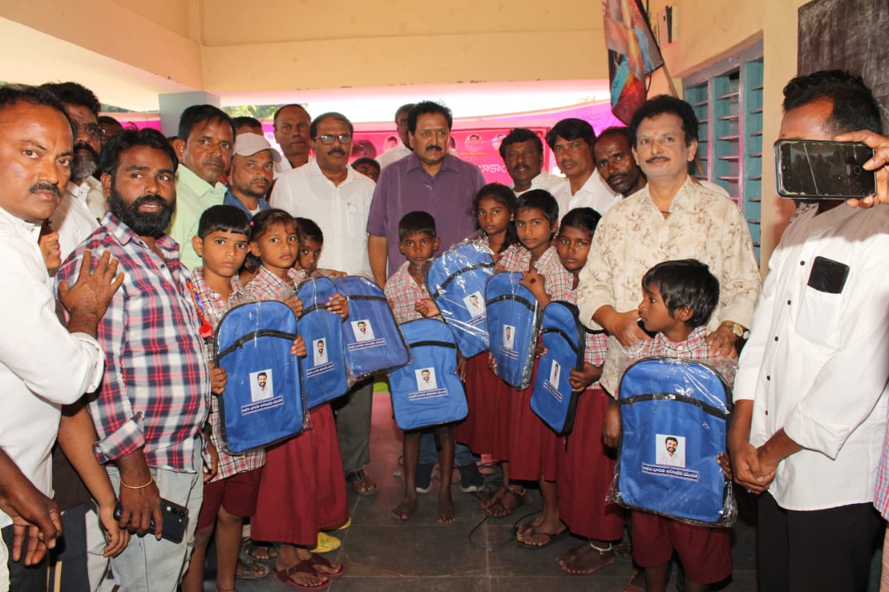 అఖిల భారత చిరంజీవి యువత వ్యవస్థాప అధ్యక్షులు రవణం స్వామి నాయుడు విద్యార్థులకు బ్యాగుల పంపిణీ