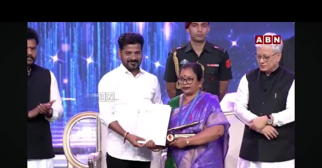 రామోజీ ఎక్సెలెన్స్ అవార్డు స్వీకరిచినప్రసన్నశ్రీకి అబినందనలు తెలిపినవీరన్నచౌదరి