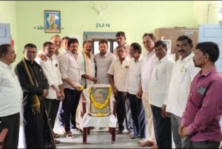 ఇందిరా గాంధీ జయంతి వేడుకలు నిర్వహించిన కాంగ్రెస్ నాయకులు…