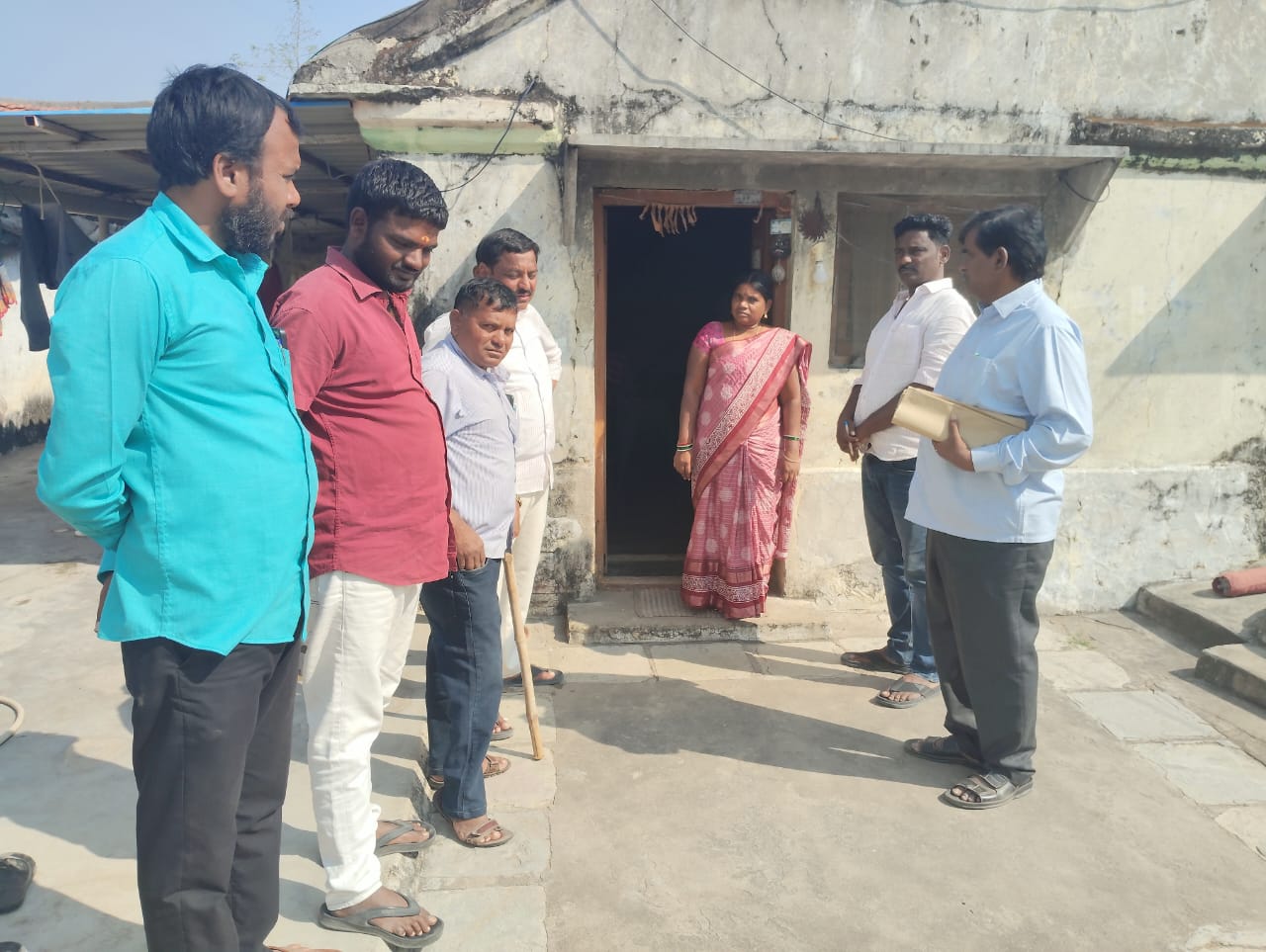 మార్కౌట్ ఇచ్చి పనులు ప్రారంభించనిలబ్ధిదారుల ఇండ్లను సందర్శించిన- ఎంపీడీవో